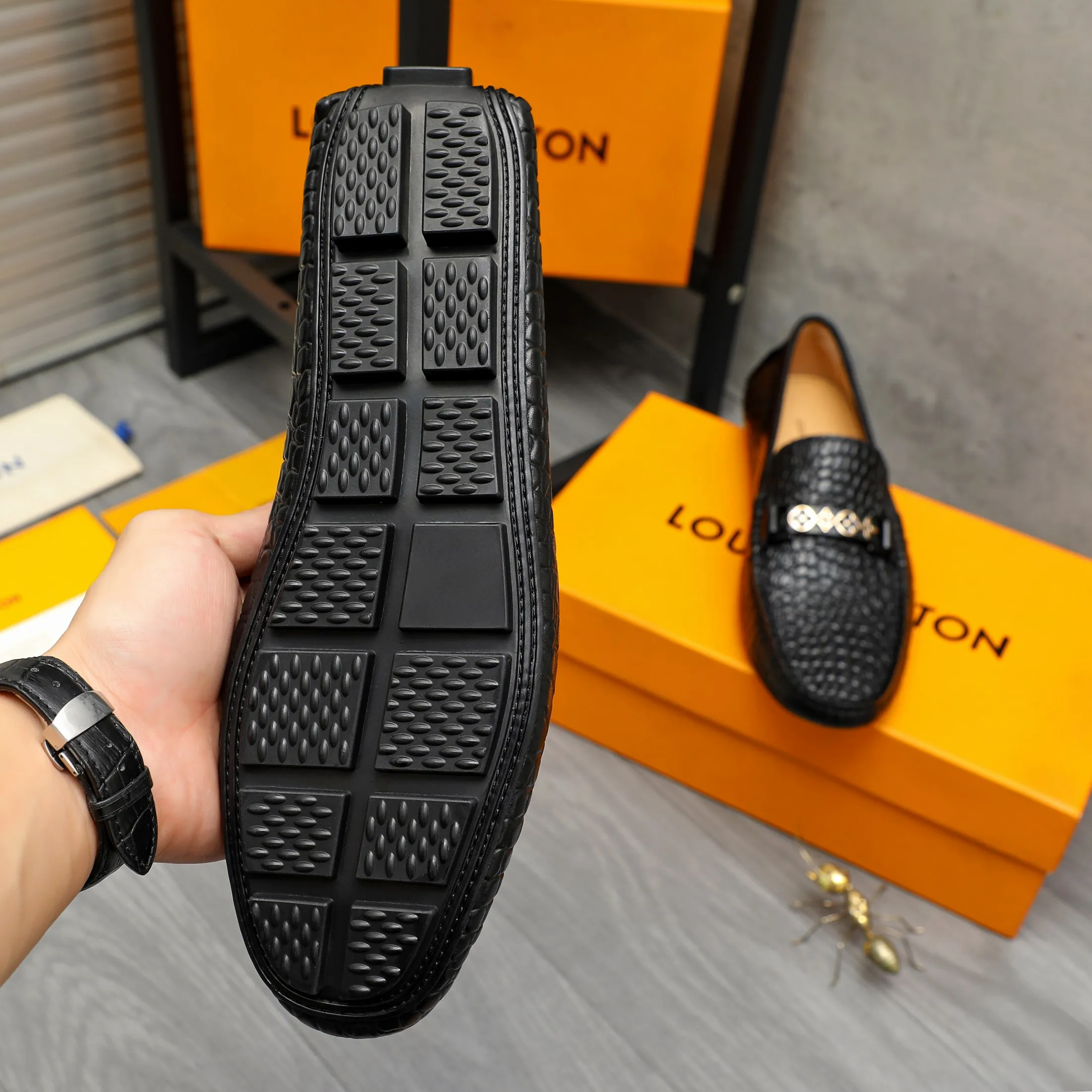 Men's shoes 💰380 Product trademark: LV "Louis Vuitton" casual slip-on shoes Regular size: 38-45 (45 is custom-made and non-returnable) Product materials: Selected stone pattern embossed cowhide upper, pigskin lining, rubber outsole